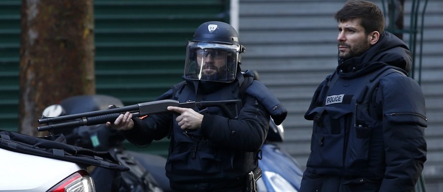 Funkcjonariusze zastrzelili mężczyznę, który próbował wtargnąć na posterunek policji na północy Paryża. Napastnik wykrzykiwał „Allah Akbar”. Był uzbrojony w nóż.