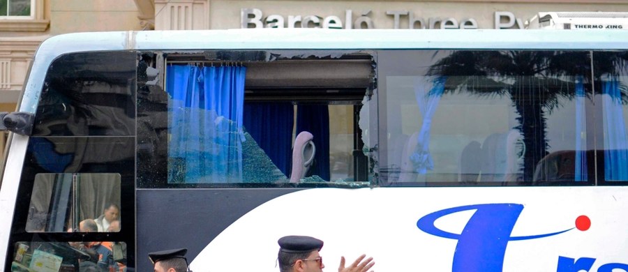 Atak na turystów w Kairze. Przed jednym z hoteli uzbrojeni napastnicy otworzyli ogień w kierunku busa wożącego turystów. Na szczęście nikt nie zginął. Jak podały źródła w siłach bezpieczeństwa, wśród zaatakowanych było dwóch obywateli Izraela.