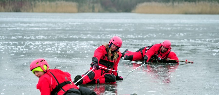 WOPR-owcy na zamarzniętej Odrze w Szczecinie ćwiczyli dziś ratowanie osób, które wpadły pod lód. Jak przekonują, każdy może choć spróbować udzielić pomocy, ale najważniejsze, by samemu nie narazić się na niebezpieczeństwo.