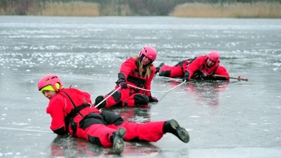 Jak uratować kogoś, kto wpadł pod lód? Ćwiczenia WOPR na Odrze