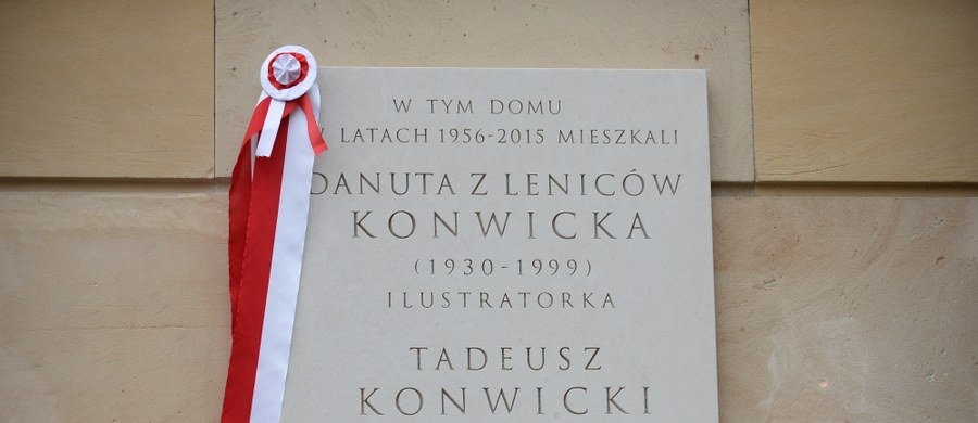 Były prezydent Bronisław Komorowski i Maria Konwicka odsłonili w Warszawie tablicę pamiątkową poświęconą Tadeuszowi Konwickiemu i jego żonie, Danucie z Leniców. Pisarz umarł 7 stycznia 2015 r. 