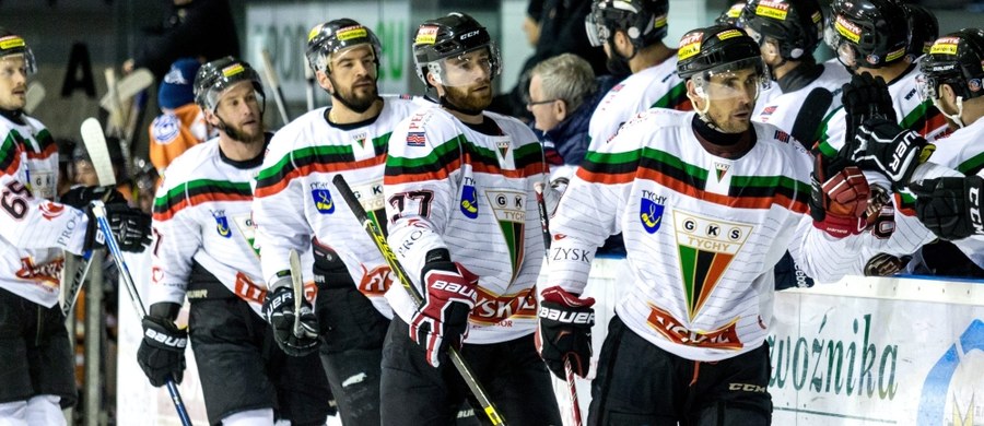 "Chcemy zagrać trzy dobre mecze. Taki jest nasz cel. Medal? Jeśli w każdym meczu damy z siebie wszystko, znajdziemy się na turniejowym podium" - mówi o rywalizacji w finale hokejowego Pucharu Kontynentalnego napastnik GKS-u Tychy Mikołaj Łopuski. Listopadowy awans tyszan do turnieju, który startuje dzisiaj we francuskim Rouen, był sukcesem, na jaki kibice polskiego klubowego hokeja czekali blisko ćwierć wieku. "Puchar Kontynentalny to - dla porównania - piłkarska Liga Europy. (…) Tyszanie zrobili dużego psikusa" - podkreślał wówczas w rozmowie z RMF FM Mariusz Czerkawski. Przeciwnikami mistrzów Polski będą w Rouen Blue Fox Herning z Danii, gospodarze - Rouen Dragons i Asiago Hockey z Włoch. Zwycięzca zagwarantuje sobie udział w rozgrywkach Ligi Mistrzów w następnym sezonie. 