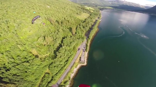 Base jumping to sport dla ludzi o stalowych nerwach. Polega on na skakaniu ze spadochronem z wysokich budowli lub urwisk. Takim wyczynom nie zawsze dopisują wymarzone warunki atmosferyczne. Na tym wideo grupa zapaleńców decyduje się na ekstremalny skok w nicość – dosłownie. Grunt przesłoniła im gęsta warstwa chmur.


„Stanie nad przepaścią, patrzenie w jej głąb. To dziwne doświadczenie – kiedy nic nie widzisz, ale wiesz, że jest bezpiecznie, możesz skoczyć. Czułem się, jakbym spadał przez różne wymiary…” – tak o skoku opowiadał autor wideo.
