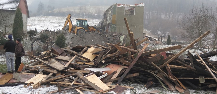 Ośmioosobowa rodzina z Jaszczurowej koło Wadowic nie ma już domu, mebli i ubrań. Wszystko straciła w pożarze, który wybuchł w miniony wtorek. Po budynku pozostały tylko zgliszcza. 