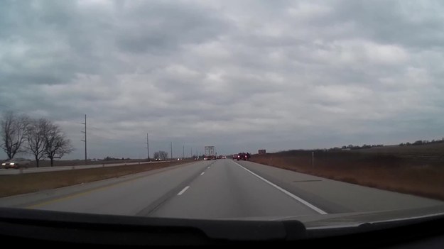 Na jednej z autostrad w Stanach Zjednoczonych omal nie doszło do straszliwego wypadku, a wszystko przez meble rozrzucone na jezdni.

Autor wideo spokojnie prowadził swoje auto, kiedy jadąca przed nim ciężarówka, nagle i bez ostrzeżenia zjechała na sąsiedni pas, spychając inne samochody wprost na barierki. Powodem tak gwałtownego manewru były fotele, leżące na środku jak gdyby nigdy nic. Jak one się tam znalazły? Najprawdopodobniej zgubił je jeden z nieuważnych transporterów.

Nie popełniajcie podobnego błędu i zawsze upewniajcie się, że należycie zabezpieczyliście przewożony ładunek. 
