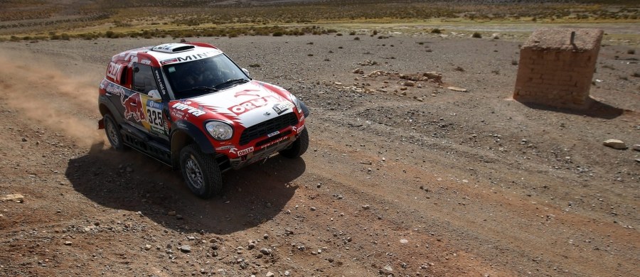 Stephane Peterhansel wygrał szósty etap Rajdu Dakar ze startem i metą w boliwijskiej Uyuni. Francuski kierowca o 17 sekund wyprzedził byłego mistrza WRC Hiszpana Carlosa Sainza. Na 16. pozycji uplasował się Jakub Przygoński, a na 17. Adam Małysz.