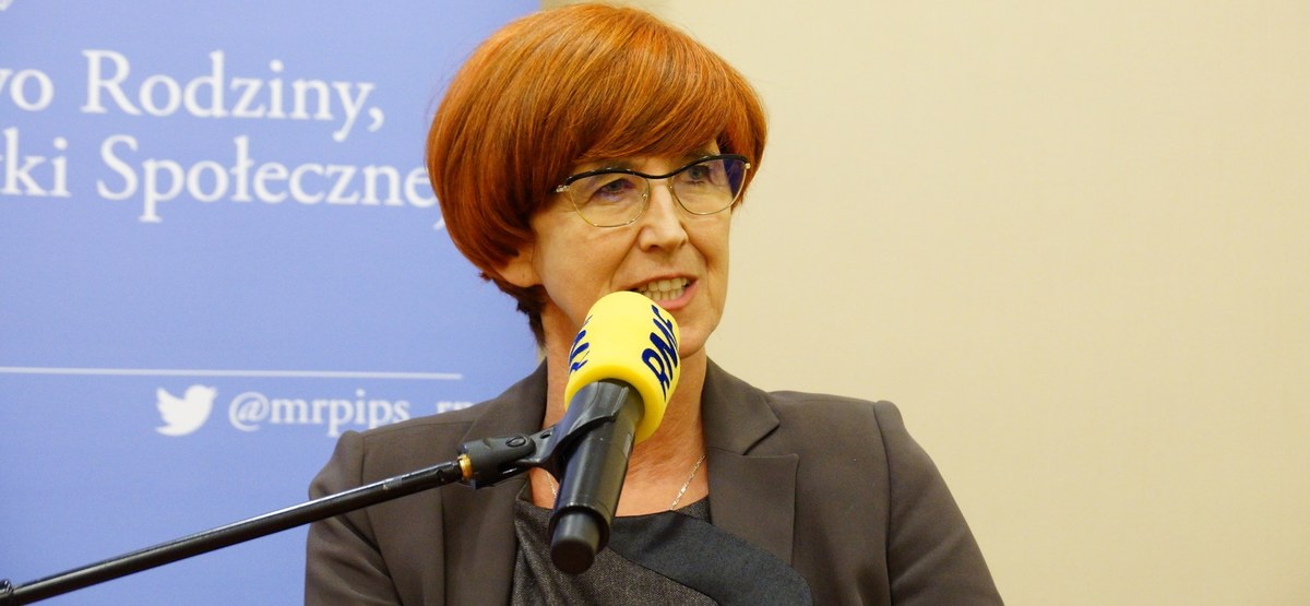 "12 stycznia ma się odbyć wysłuchanie publiczne, więc z zainteresowaniem czekamy, jak będzie przebiegało. Możemy spodziewać się poprawek dotyczących stażu" – mówi o projekcie ustawy obniżającej wiek emerytalny minister rodziny, pracy i polityki społecznej Elżbieta Rafalska, który była gościem Krzysztofa Ziemca w RMF FM. Pytana o to, czy ministerstwo w całości przejmie prezydencki projekt, odpowiada: "Nie będziemy uprzedzać, zanim nie wysłuchaliśmy uwag publicznych, wtedy będziemy się odnosić, bo dziś byłoby to trochę na wyrost". Program 500+ także dla mieszkających za granicą? "Jeżeli pobieramy świadczenie np. w Wielkiej Brytanii, to w Polsce już nie możemy, ale jeżeli nie pobieramy, to możemy to zrobić w Polsce" - wyjaśnia minister. Rafalska zapewnia, że nie spotkała nikogo, kto powiedziałby, że projekt 500+ jest zły. "Ci, którzy go krytykują, szukają dziury w całym, a ci, którzy uważają, że to nie wpłynie na demografię, chyba nie mają pojęcia, o czym mówią" - komentuje gość RMF FM. "Ten instrument świadczenia wychowawczego jest stosowany przez wiele krajów, w różnym zakresie i w różnej wysokości" - dodaje.