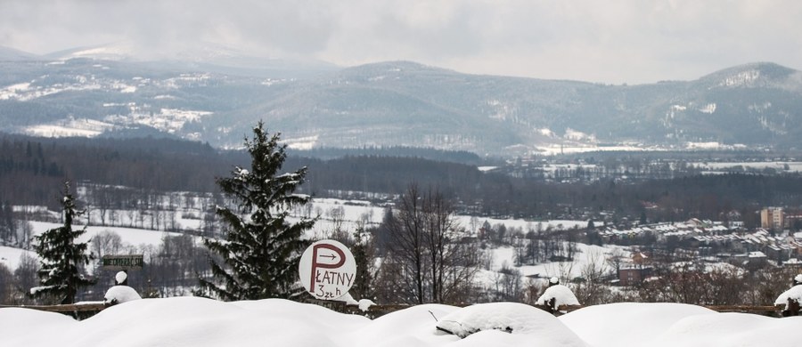 Narciarze opanowali stoki w Karkonoszach. Warunki na trasach są bardzo dobre. Uważajcie jednak, jeżeli planujecie piesze wędrówki po górach. Na szlakach jest biało i ślisko. 