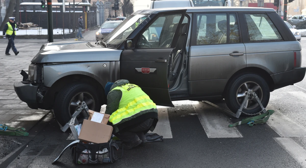 "To zdarzenie nie ma nic wspólnego z pracą prokurator Anny Jedynak. To tragedia rodzinna. W sprawie zabójstwa kobiety zatrzymano mężczyznę z najbliższego kręgu rodziny" - poinformował rzecznik Prokuratury Apelacyjnej w Krakowie Piotr Kosmaty, dodając, że chodzi o syna kobiety. 26-letni mężczyzna w chwili zatrzymania przyznał się do zabicia matki. Nie potrafił wytłumaczyć, dlaczego to zrobił. W jego samochodzie policja znalazła nóż - to nim 26-latek miał zadać matce kilkadziesiąt ciosów. Prawdopodobnie dopiero w niedzielę zostanie przesłuchany.