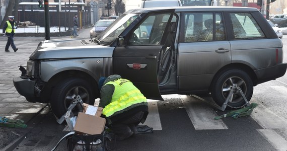 "To zdarzenie nie ma nic wspólnego z pracą prokurator Anny Jedynak. To tragedia rodzinna. W sprawie zabójstwa kobiety zatrzymano mężczyznę z najbliższego kręgu rodziny" - poinformował rzecznik Prokuratury Apelacyjnej w Krakowie Piotr Kosmaty, dodając, że chodzi o syna kobiety. 26-letni mężczyzna w chwili zatrzymania przyznał się do zabicia matki. Nie potrafił wytłumaczyć, dlaczego to zrobił. W jego samochodzie policja znalazła nóż - to nim 26-latek miał zadać matce kilkadziesiąt ciosów. Prawdopodobnie dopiero w niedzielę zostanie przesłuchany.