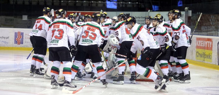 Hokeiści GKS-u Tychy przegrali z francuskim Rouen Dragons 5:6 (2:4, 2:2, 1:0) w swoim drugim meczu turnieju finałowego Pucharu Kontynentalnego. Spotkanie trzymało w napięciu do ostatnich chwil - piątą bramkę dla tyszan Jarosław Rzeszutko strzelił na 37 sekund przed końcem trzeciej tercji! W niedzielę, w ostatnim dniu turnieju w Rouen, mistrzowie Polski zmierzą się z włoskim Asiago HC, zaś gospodarze powalczą z Herning Blue Fox.