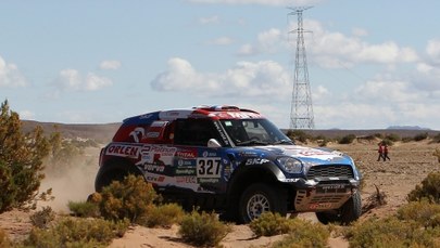 Rajd Dakar: Sainz przed Loebem na siódmym, deszczowym etapie. Duże kłopoty Małysza