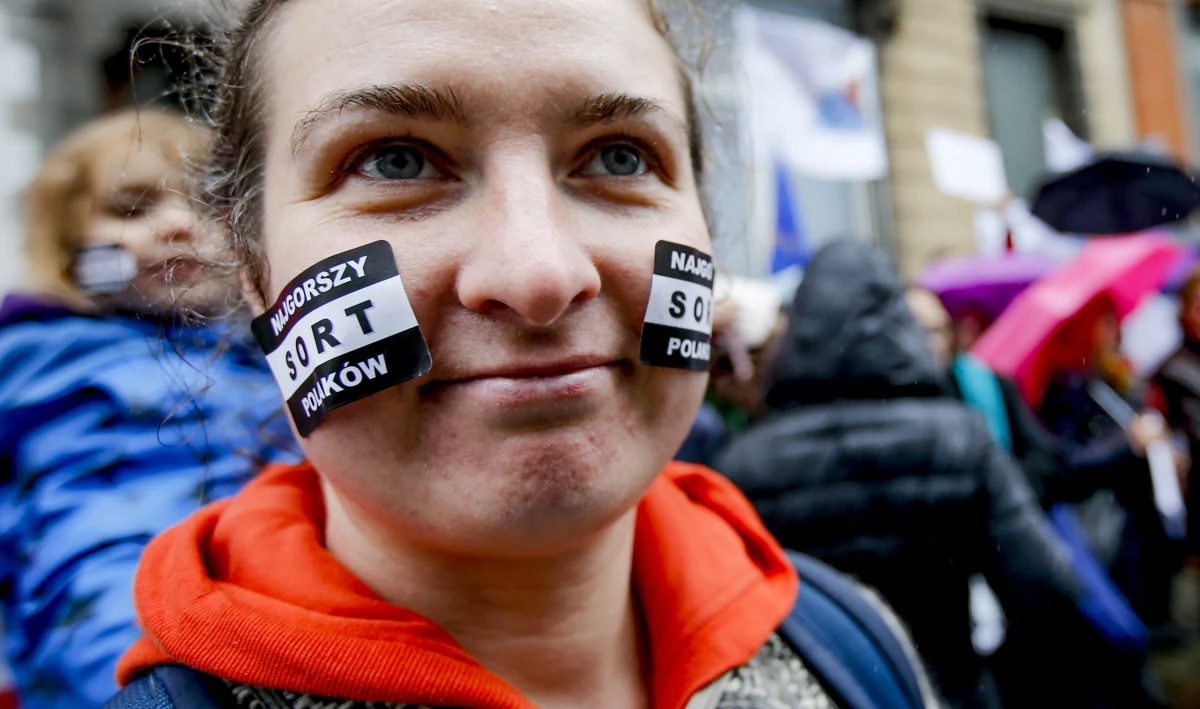 Szef Parlamentu Europejskiego Martin Schulz porównał na łamach niedzielnego wydania "Frankfurter Allgemeine Zeitung" politykę polskiego rządu do działań podejmowanych przez prezydenta Rosji Władimira Putina. Gazeta pisze też o planowanym posiedzeniu KE.
