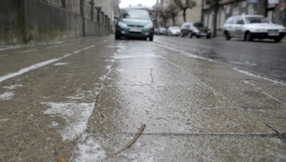 Potężna gołoledź w Małopolsce: Tragiczny wypadek koło Skawiny. Mężczyzna przygnieciony przez auto