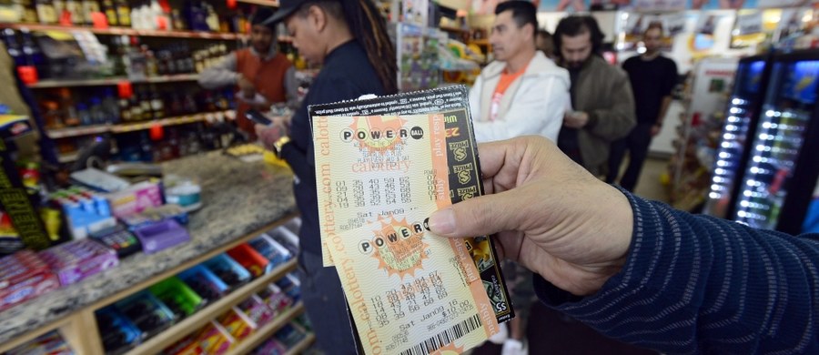 Stany Zjednoczone opanowała loteryjna gorączka. Kumulacja w loterii Powerball osiągnęła zawrotną sumę 1 miliarda 300 milionów dolarów! To absolutny rekord w historii USA. Losowanie - w najbliższą środę.