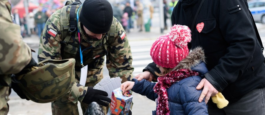 43 miliony 463 tysiące 968 złotych było po północy na koncie Wielkiej Orkiestry Świątecznej Pomocy. Ostateczny wynik zbiórki w ramach 24. Finału akcji poznamy jednak dopiero za kilka tygodni, zwykle jest on podawany na początku marca. Zebrane w tym roku pieniądze będą przeznaczone na zakup urządzeń medycznych dla oddziałów pediatrycznych i na zapewnienie godnej opieki medycznej seniorów. Hasłem 24. Finału były słowa: "Mierzymy wysoko!".