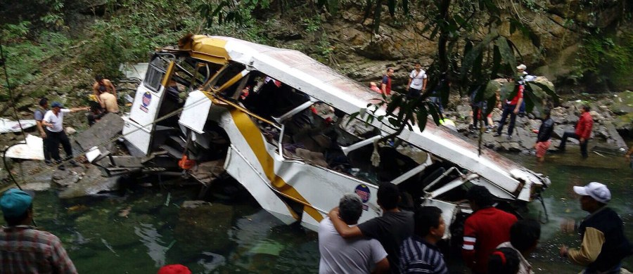 Co najmniej 20 osób zginęło, a 25 zostało rannych w wypadku autokaru w meksykańskim stanie Veracruz. Pojazd wiozący amatorską drużynę piłki nożnej spadł z mostu i stoczył się do głębokiego wąwozu. 