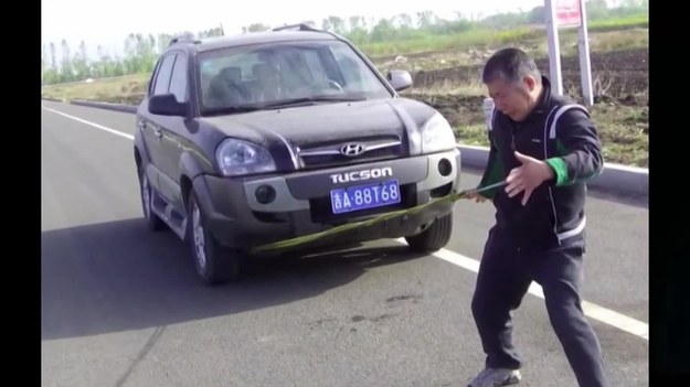 Nigdy nie pogardzajcie siłą kung-fu. Lata nauki i treningów sprawią, że kiedyś także i wy będziecie w stanie holować swój samochód, ciągnąc go tylko jedną ręką.