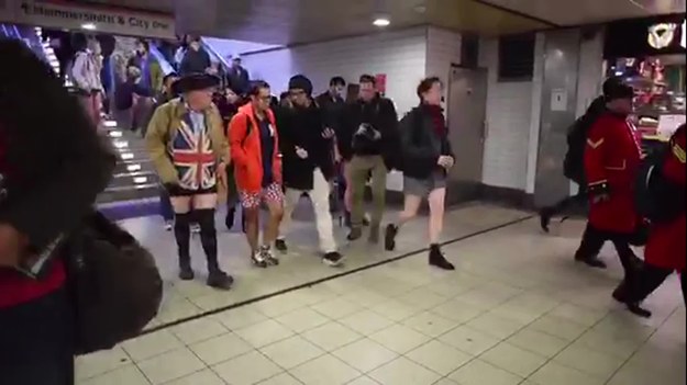 Tysiące ludzi na całym świecie podróżowało miejskimi kolejkami w samej bieliźnie. Dlaczego? W ten sposób obchodzony jest... Międzynarodowy Dzień Jazdy Metrem Bez Spodni! Tak bawili się mieszkańcy Londynu. 