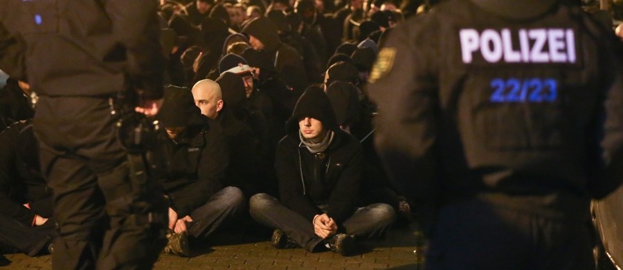 Kilkaset osób zatrzymała niemiecka policja po ulicznych burdach, jakie wybuchły w Lipsku między przedstawicieli skrajnej prawicy i skrajnej lewicy. Do starć doszło w związku z demonstracją zwolenników zamknięcia granic przed imigrantami. Manifestację zorganizowali również przeciwnicy antyimigranckiego ruchu Pegida, którzy domagali się tolerancji i zachowania otwartego na świat charakteru miasta.