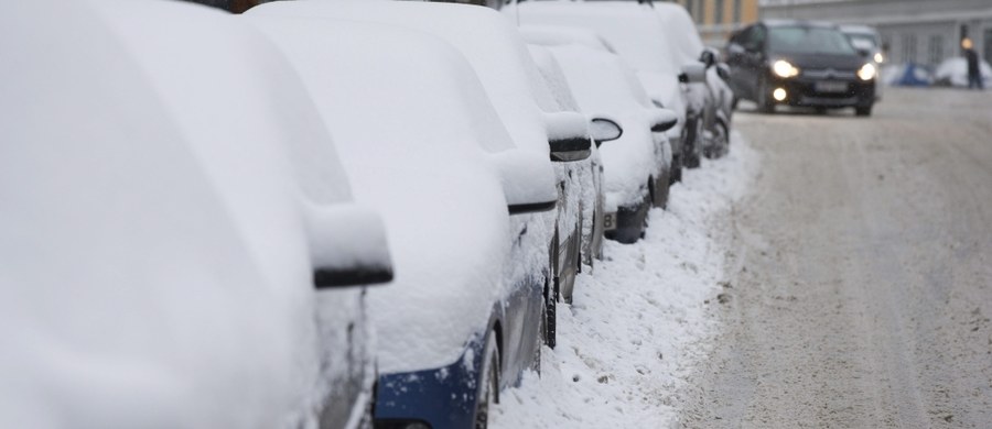 Intensywne opady śniegu utrzymują się na Białorusi od nocy z poniedziałku na wtorek. Prądu zostało pozbawionych ponad 200 miejscowości, a władze mówią o „siarczystym piekle” na ulicach Mińska.