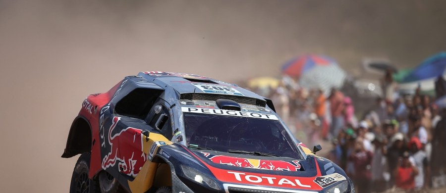 Hiszpański kierowca Carlos Sainz objął pozycję lidera po skróconym z powodu upału dziewiątym etapie Rajdu Dakar wokół Belen w Argentynie. Najlepszym z Polaków jest były motocyklista Jakub Przygoński zajmujący 17. miejsce.