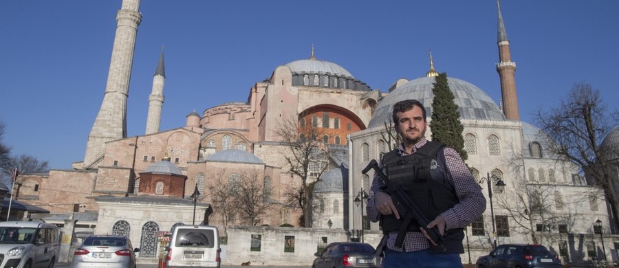 Rosyjskie władze konsularne w Turcji potwierdzają zatrzymanie trzech mężczyzn – obywateli tego kraju - których tureckie służby podejrzewają o przynależność do Państwa Islamskiego. Wcześniej agencja Dogan poinformowała o zatrzymaniu trzech Rosjan w związku z wczorajszym samobójczym zamachem w Stambule. Zginęło w nim 10 osób, w tym co najmniej 8 turystów z Niemiec.