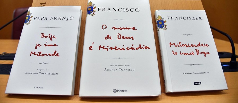 W Watykanie odbyła się światowa premiera książki "Miłosierdzie to imię Boga". W bardzo osobistej książce, pierwszej od czasu wyboru na papieża Franciszek mówi, że Kościół jest otwarty dla wszystkich, którzy chcą do niego przyjść, że wystarczy tylko pragnąć Bożego przebaczenia, by móc je otrzymać. "Papież Franciszek jest czuły na najdrobniejsze potrzeby innych ludzi" - mówi w RMF FM autor wywiadu rzeki z papieżem słynny watykanista Andrea Tornielli.