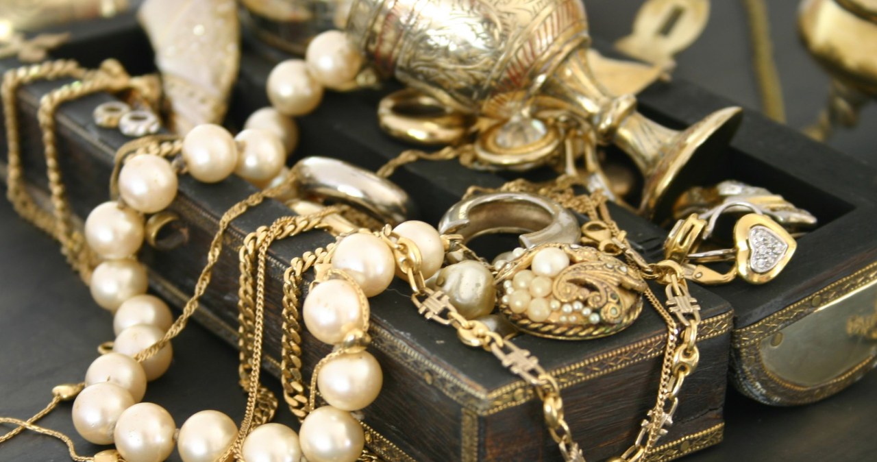 Sztuczna biżuteria – piękna i zdradliwa. Sprawdź, dlaczego może cię uczulać