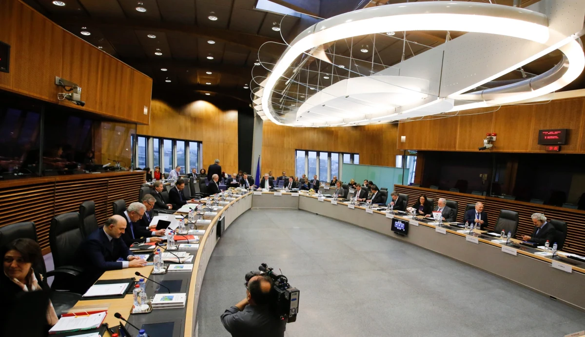 "Wszczęcie wobec Polski procedury dotyczącej ochrony państwa prawa jest skandaliczne" - powiedział rzecznik klubu Kukiz'15 Jakub Kulesza. Jak ocenił, to próba "schowania do szafy" prawdziwych problemów Europy, czyli problemu imigracji. Lider Nowoczesnej Ryszard Petru podkreślił z kolei, że Polska dostała od Komisji Europejskiej żółtą kartkę, a "zapracował na to PiS". Podobnie sprawę skomentował szef PSL Władysław Kosiniak-Kamysz: "Niedobrze, że dostajemy rykoszetem z Brukseli po działaniach PiS ws. Trybunału Konstytucyjnego. Ta procedura została zastosowana pierwszy raz w historii". 