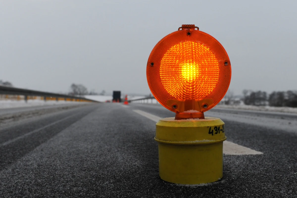 To trudna noc dla kierowców. W całym kraju są trudne warunki podróżowania - na drogach tworzy się gołoledź. 
