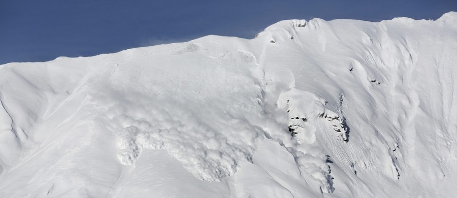 Co najmniej troje narciarzy zginęło w lawinie, która w środę zeszła we francuskich Alpach. Wśród zabitych jest dwoje nastolatków, którzy przebywali na stoku z grupą innych licealistów i nauczycielem - wynika z bilansu podawanego przez francuskie władze.