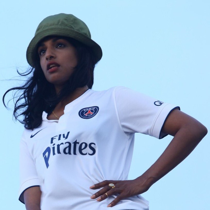 Francuskiemu klubowi piłkarskiemu nie podoba się wykorzystanie ich koszulki oraz symbolu ich sponsora w negatywnym kontekście. 