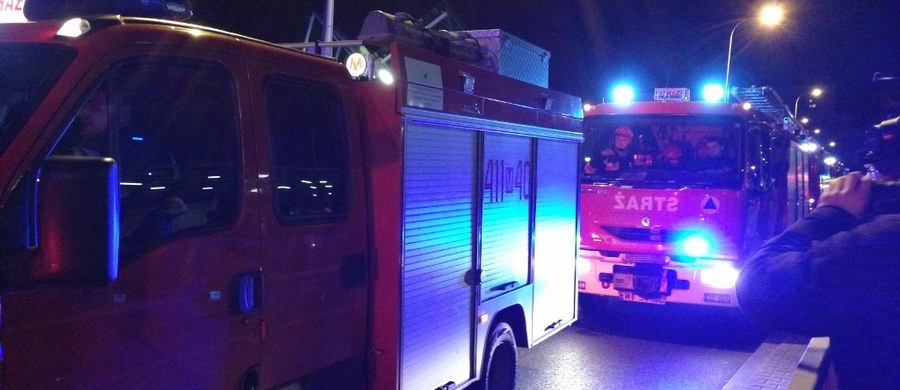 Jedna osoba została ranna w pożarze podziemnego garażu w jednym z bloków w Bielsku-Białej w województwie śląskim. Ewakuowano 26 mieszkańców. Spaliły się trzy samochody.