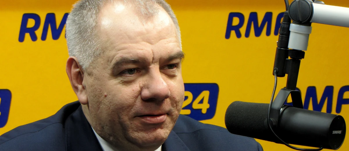 "Co się teraz nadzwyczajnego dzieje? Nikt nie rozwiązał Trybunału Konstytucyjnego, nikt nie zabronił mu orzekać, może działać zgodnie z prawem. Dlaczego Komisja Europejska nic nie mówiła wtedy, kiedy była czerwcowa ustawa o TK? Nie sądzę, żeby była potrzeba szczególnych działań ze strony KE" - mówi o wczorajszej decyzji Komisji Europejskiej gość Kontrwywiadu RMF FM, poseł PiS Jacek Sasin. "Otoczka wokół wczorajszej decyzji może bulwersować. Zastanawiam się, jakie są intencje. Demokracja zagrożona nie jest" - komentuje polityk. "Szczególnie się działaniami Komisji Europejskiej nie przejmujemy, bo uważamy, że racja jest po naszej stronie. Jeśli będziemy rozmawiać o faktach, to one się obronią. Prawda się obroni" - uważa gość RMF FM. Dodaje, że ostatnie decyzje PiS są zgodne z prawem i nie grożą polskiej demokracji. "Nie mam poczucia, żeby w tych sprawach, które teraz rozpalają dyskusję w Polsce, zostały popełnione błędy. A jeśli nawet je popełniamy - nie zamierzam ich analizować" - mówi poseł. Zdaniem Sasina, interwencja KE powinna nastąpić wcześniej, "kiedy standardy w Polsce były łamane, kiedy służby wchodziły do redakcji tygodnika". "Nie bądźmy naiwni. Taka była atmosfera podczas rządów PO" - ocenia gość Kontrwywiadu. Cofnięcie rekomendacji dla Elżbiety Bieńkowskiej? "Nie sądzę, żeby coś takiego było potrzebne. Nic się takiego nie wydarzyło" - odpowiada. Pytany o zmiany w telewizji publicznej Sasin odpowiada: "Absolutnie nie nazwałbym tego czystką, bo to przywracanie pluralizmu". "Zwalniane są osoby, które budziły kontrowersje co do rzetelności w sensie obiektywizmu ich pracy" - dodaje.
