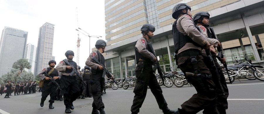 Siedem osób, w tym pięciu napastników, zginęło w zamachach bombowych i strzelaninie w centrum stolicy Indonezji, Dżakarcie - wynika z najnowszego bilansu lokalnej policji. Do samobójczych ataków oficjalnie przyznało się Państwo Islamskie. Wcześniej informowano o co najmniej 10 zabitych, w tym czterech napastnikach.