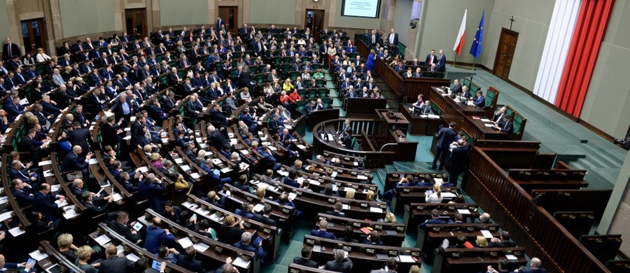 Sejm nie zgodził się na wniosek opozycji o odrzucenie w pierwszym czytaniu projektu Prawa o prokuraturze autorstwa PiS, przewidującego m.in. połączenie funkcji ministra sprawiedliwości i prokuratora generalnego. Za odrzuceniem projektu głosowało 214 posłów, 234 było przeciw, nikt nie wstrzymał się od głosu. Projekt został skierowany do sejmowej komisji sprawiedliwości i praw człowieka.