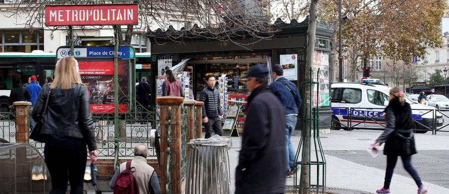 Rośnie groźba ataków islamskich terrorystów w paryskim metrze - alarmują autorzy specjalnego parlamentarnego raportu we Francji, którzy powołują się na informacje służb specjalnych. Zalecają oni przeprowadzenie "czystki" wśród pracowników paryskiego przedsiębiorstwa komunikacji miejskiej, wśród których mogą się znajdować islamscy ekstremiści.