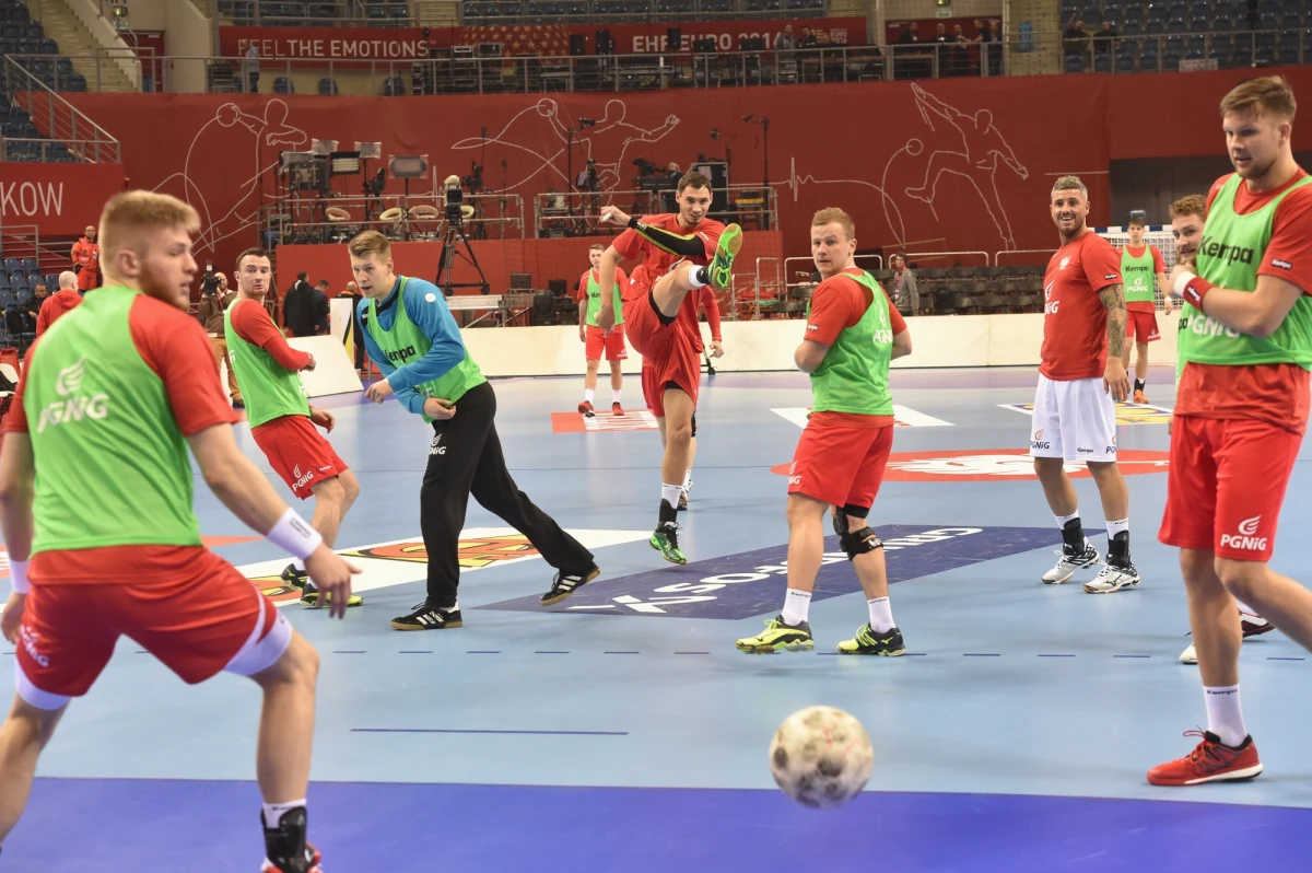 Trener reprezentacji Polski piłkarzy ręcznych Michael Biegler podał ostateczny skład kadry na rozpoczynające się w piątek Mistrzostwa Europy. W inauguracyjnym spotkaniu nasi zmierzą się z Serbami.