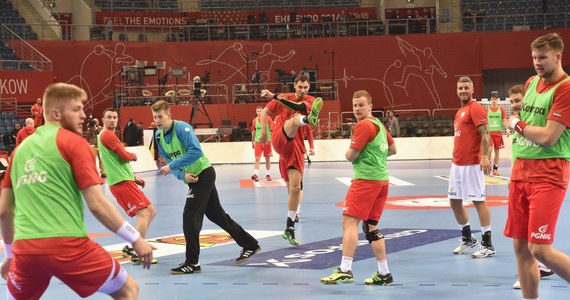 Trener reprezentacji Polski piłkarzy ręcznych Michael Biegler podał ostateczny skład kadry na rozpoczynające się w piątek Mistrzostwa Europy. W inauguracyjnym spotkaniu nasi zmierzą się z Serbami.