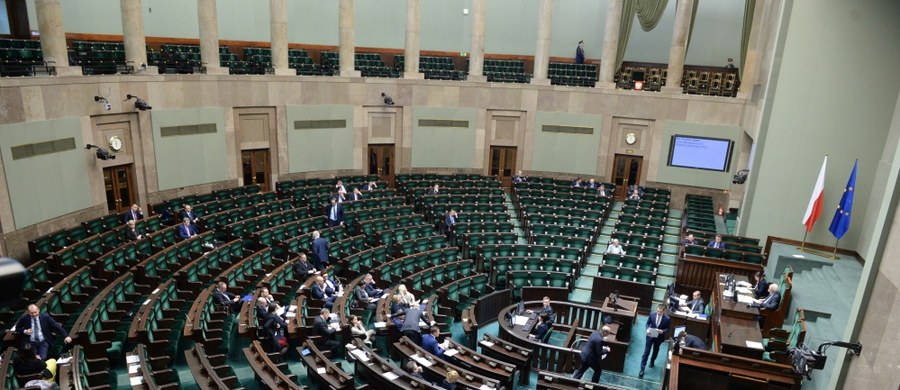 ​Sejm przyjął większość poprawek Senatu do ustawy o podatku bankowym. Teraz trafi ona do prezydenta. Ustawa przewiduje, że od lutego m.in. banki, firmy ubezpieczeniowe, SKOK-i i firmy pożyczkowe będą obłożone rocznym podatkiem 0,44 proc. wartości ich aktywów.