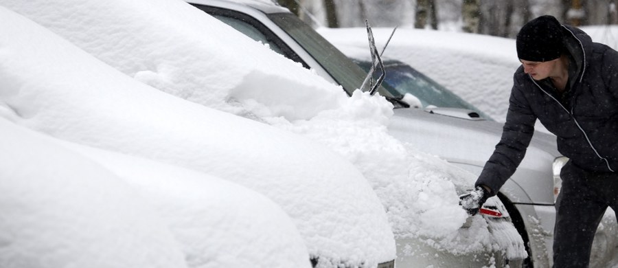 Do Polski wróciła typowo zimowa aura. W wielu regionach po nocnych opadach śniegu zrobiło się biało. Wkrótce nadciągną też mrozy. Już w weekend temperatura spadnie w ciągu dnia nawet do minus 6 stopni Celsjusza. Tak zimno ma być w niedzielę w Białymstoku oraz w Lublinie. W nocy odczujemy jeszcze mocniejsze uderzenie chłodu. Temperatura spadnie miejscami nawet do minus 11-13 st. Celsjusza. Synoptycy ostrzegają też przed silnym wiatrem powodującym lokalnie zawieje i zamiecie śnieżne. 