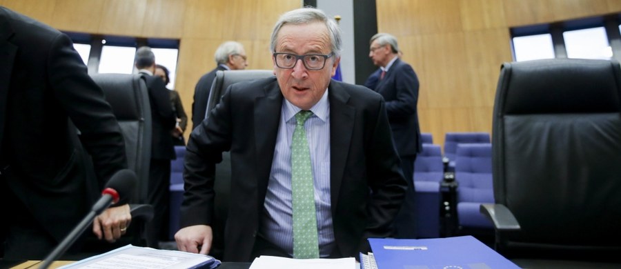 Komisja Europejska nie ma problemu z Polską, a jedynie z niektórymi inicjatywami polskiego rządu - przekonywał przewodniczący KE Jean-Claude Juncker na konferencji prasowej w Brukseli. Przyznał, że aktualna dyskusja w UE na temat Polski bardzo go martwi. Nie wykluczył przy tym całkowicie użycia art. 7 Traktatu Lizbońskiego, co byłoby równoznaczne z pozbawieniem Polski prawa głosu w Radzie UE. Juncker stwierdził również, że nie sądzi, by Polacy odwrócili się od Unii w związku z rozpoczęciem wobec ich kraju procedury ochrony praworządności.