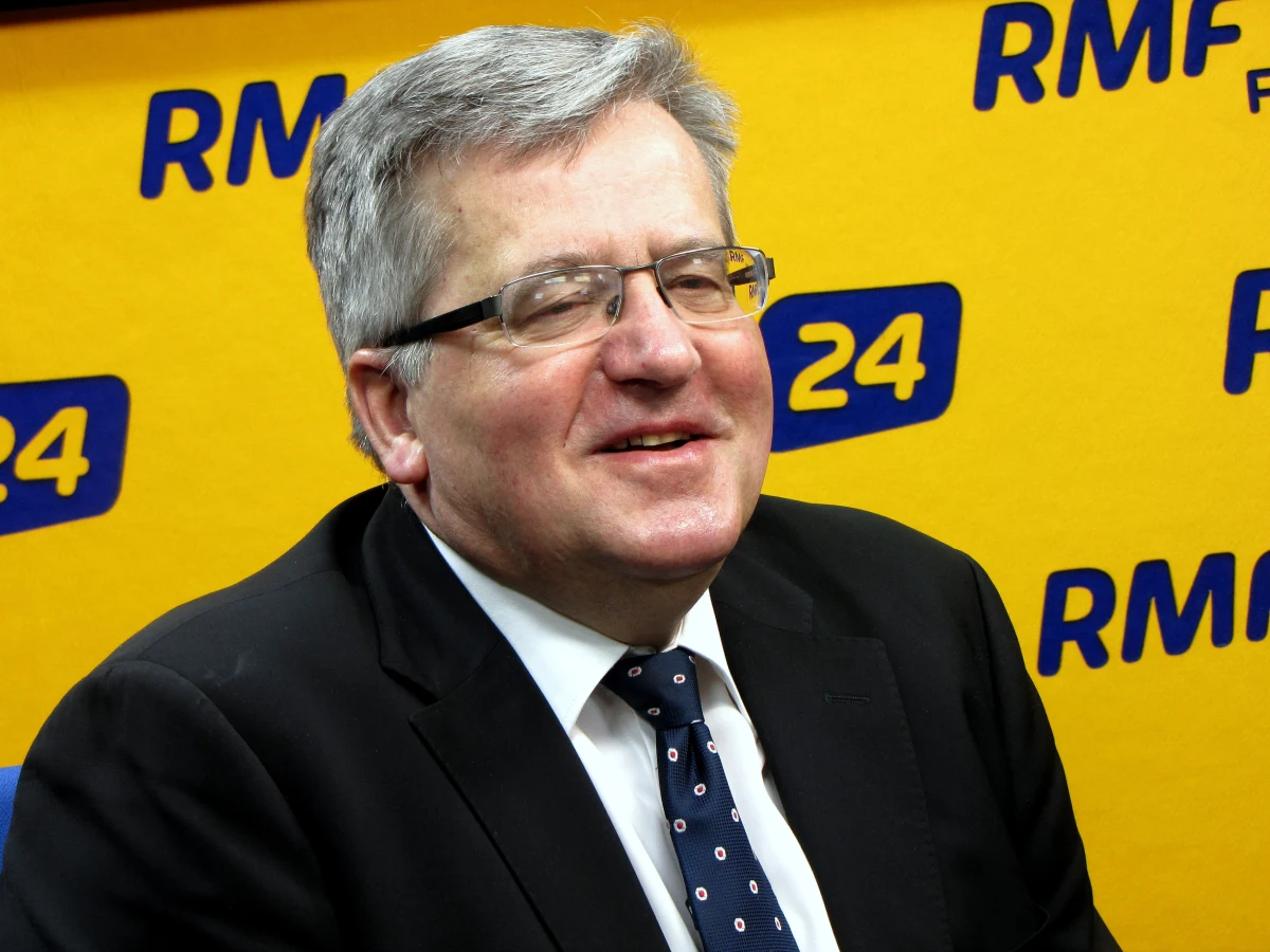 "Dla mnie ten pan jest głównie autorem fałszywej, kłamliwej książki o mnie, która zaszkodziła mi bardzo w czasie kampanii wyborczej. Książka jest stekiem bzdur" - mówi gość Kontrwywiadu RMF FM, były prezydent Bronisław Komorowski, pytany przez słuchaczy o uniewinnienie Wojciecha Sumlińskiego. "W liczącym się procencie to są przepisane kawałki z kryminałów. Nie z wiedzy o polityce, tylko z kryminałów. Składam gratulacje tym, którzy w te bzdury chcieli wierzyć" - dodaje były prezydent. "Jeśli chce pan mnie namówić na współczucie, to będzie trudno" - komentuje. 