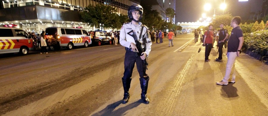 Indonezyjska policja poinformowała o aresztowaniu trzech mężczyzn, którzy mieli utrzymywać kontakty ze sprawcami czwartkowych zamachów terrorystycznych w stolicy kraju, Dżakarcie. Podano również, że w domu jednego z zamachowców znaleziono flagę Państwa Islamskiego.