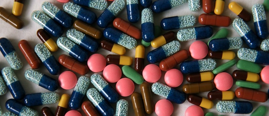 Docierają nowe informacje w sprawie największego skandalu w najnowszej historii Francji - związanego z testowaniem nowych leków. Jeden z ochotników uczestniczących w testach nowego przeciwbólowego specyfiku we Francji jest sztucznie podtrzymywany przy życiu. Trzy inne osoby, jeśli przeżyją, będzie cierpiało na nieodwracalne poważne powikłania – poinformowali francuscy lekarze.