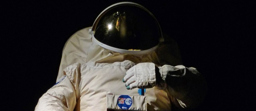 Dwie godziny krócej niż planowano trwał kosmiczny spacer dwóch astronautów z Międzynarodowej Stacji Kosmicznej (ISS). To dlatego, że jeden z nich zgłosił, iż w hełmie zaczyna mu się zbierać woda - poinformowała NASA.