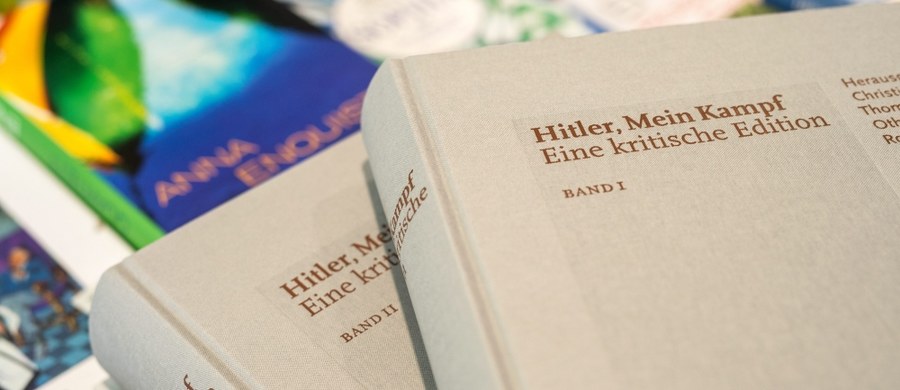 Ze względu na ogromne zainteresowanie propagandową książką Hitlera "Mein Kampf" jej wydawca - Instytut Historii Współczesnej (IfZ) w Monachium - musi dodrukować kolejne egzemplarze krytycznego wydania publikacji. Pierwszy nakład rozszedł się błyskawicznie.