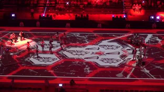 Kolorowe show, różnorodna muzyka, a nawet piłkarze ręczni zjeżdżający z dachu - taka była ceremonia rozpoczęcia ME piłkarzy ręcznych w Kraków Arenie.