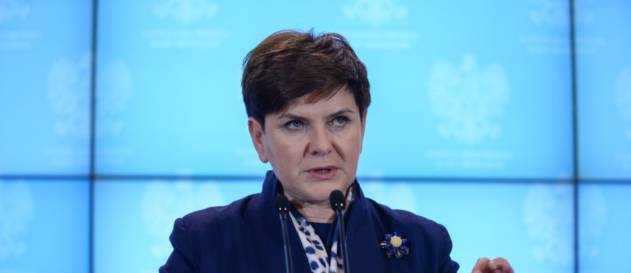 Beata Szydło i ministrowie jej rządu spotkali się z parlamentarzystami PiS na wyjazdowym posiedzeniu klubu w Jachrance. "Premier mówiła o ustawach, które rząd już złożył lub proceduje m.in. 500 zł na dziecko. Mówiła, że są w Sejmie, albo w konsultacjach. Powiedziała też, że za chwilę pojawią się w Sejmie kolejne ustawy obiecane w kampanii" - relacjonował PAP polityk z kierownictwa PiS.